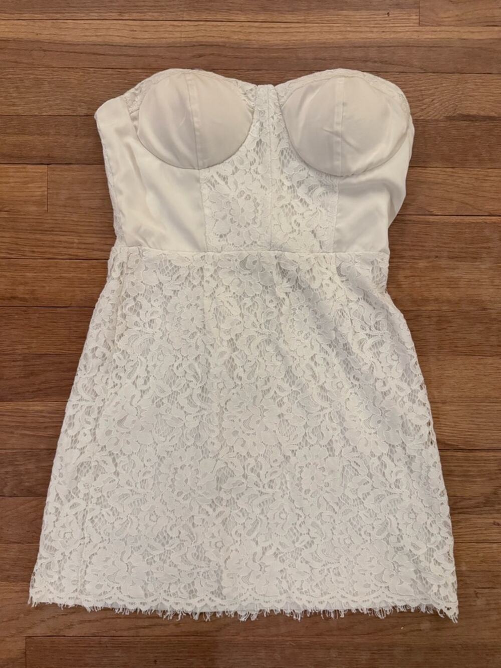 Fate Women's White Lace Strapless Mini Dress - Size M
b33